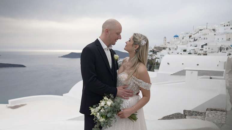 Os rec&eacute;m-casados ​​Tom e Kristina viajaram para Santorini apesar dos terremotos em busca da foto perfeita do casamento