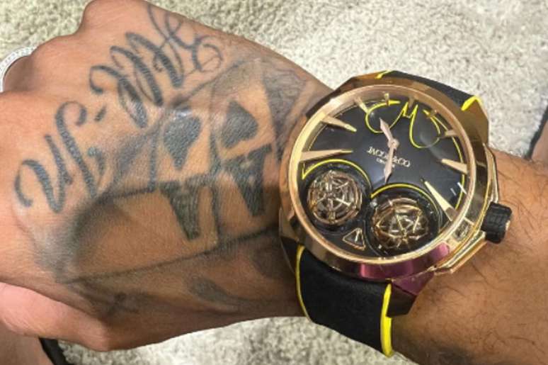 Rel&oacute;gio de Neymar inspirado no Batman &ndash; Reprodu&ccedil;&atilde;o/ Instagram