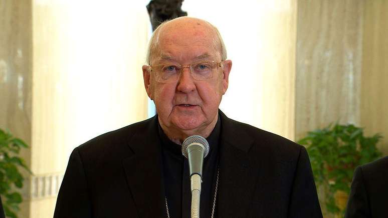 O Cardeal Kevin Farrell, camerlengo da Câmara Apostólica, anunciou a morte do papa Francisco na Casa Santa Marta, em 21 de abril de 2025, na Cidade do Vaticano, Vaticano.