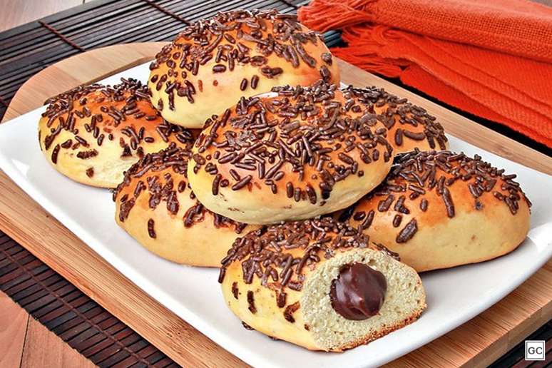 Pão doce com recheio de chocolate – Foto: Guia da Cozinha
