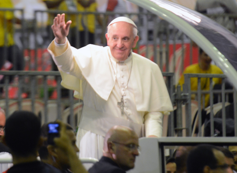 Papa Francisco ag dul trí Rio de Janeiro in 2013 ag Lá Óige an Domhain