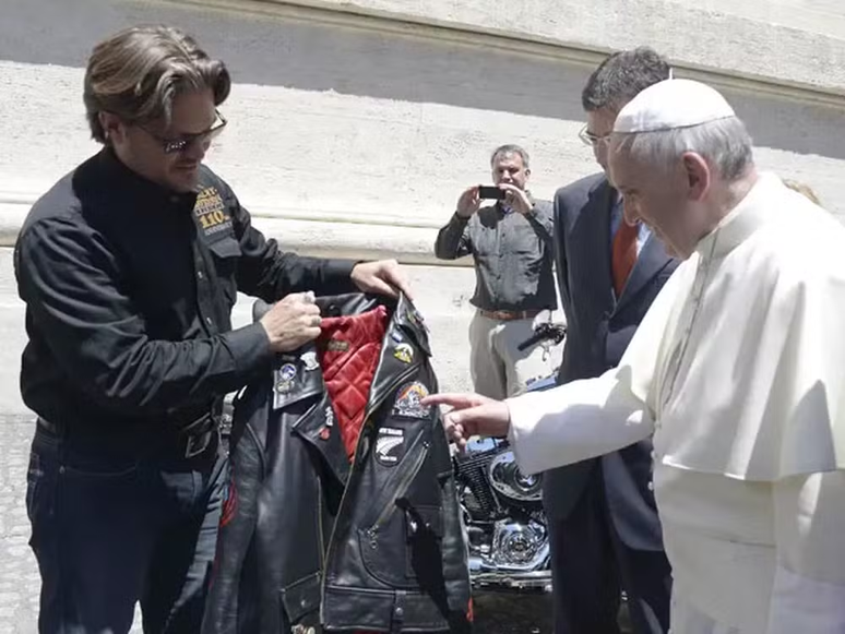 Papa Francisco recebeu jaqueta de couro da marca Harley-Davidson em 2013