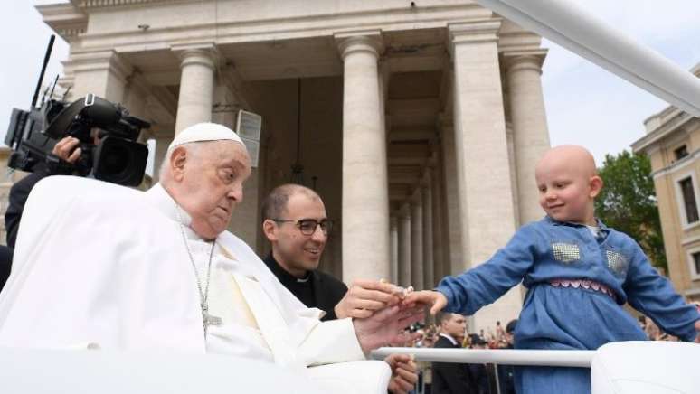 O papa Francisco recebeu o abraço do povo em um passeio pelo papamóvel no Domingo de Páscoa, 20
