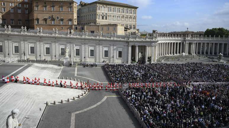 A prociss&atilde;o cruzou a Pra&ccedil;a S&atilde;o Pedro, tomada por uma multid&atilde;o de fieis