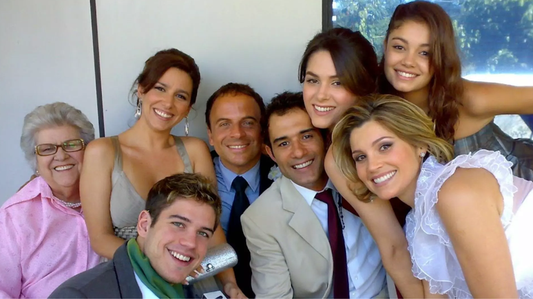 Hilda Rabelo ao lado de elenco de Caras e Bocas