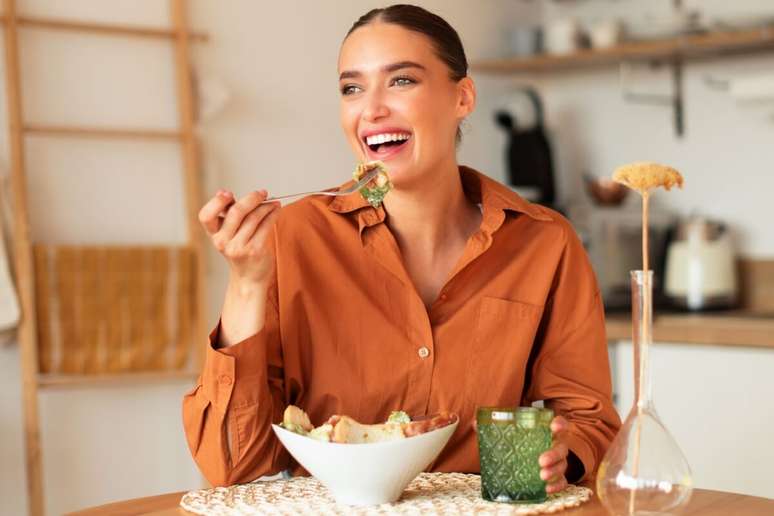 A alimentação é um fator importante para manter o déficit calórico 