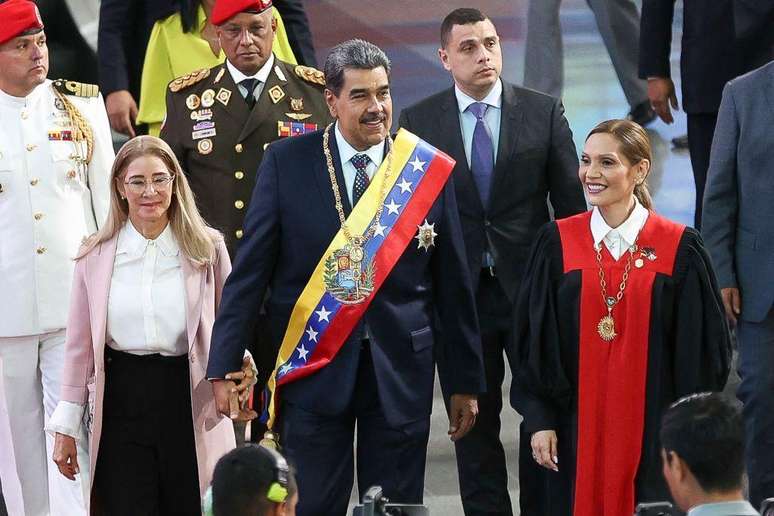 Maduro junto &agrave; presidente do Tribunal Supremo de Justi&ccedil;a, Caryslia Rodr&iacute;guez, e sua esposa, Cilia Flores.