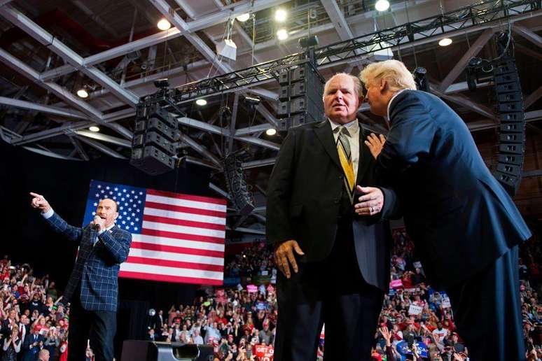 O falecido comentarista conservador Rush Limbaugh, visto aqui com Donald Trump em 2018, foi um dos primeiros a criticar abertamente Francisco nos EUA