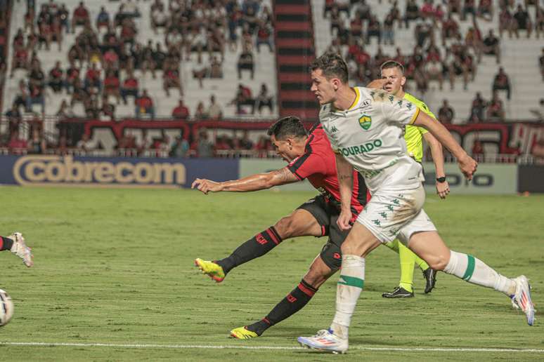 Atlético-GO e Cuiabá em ação. 