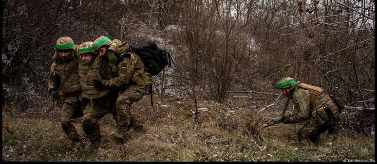 Soldados ucranianos treinando manobras de evacuação nas proximidades da frente de batalha contra a Rússia