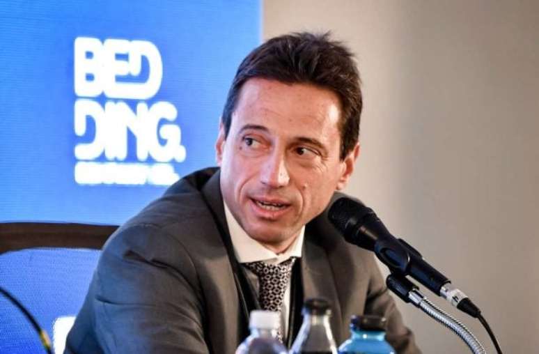 Marcelo Moretti aparece manuseando dinheiro antes de guardá-lo consigo –