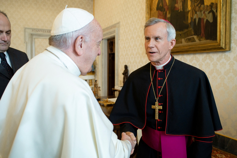 O papa Francisco com o bispo Joseph Strickland no Vaticano em 2020