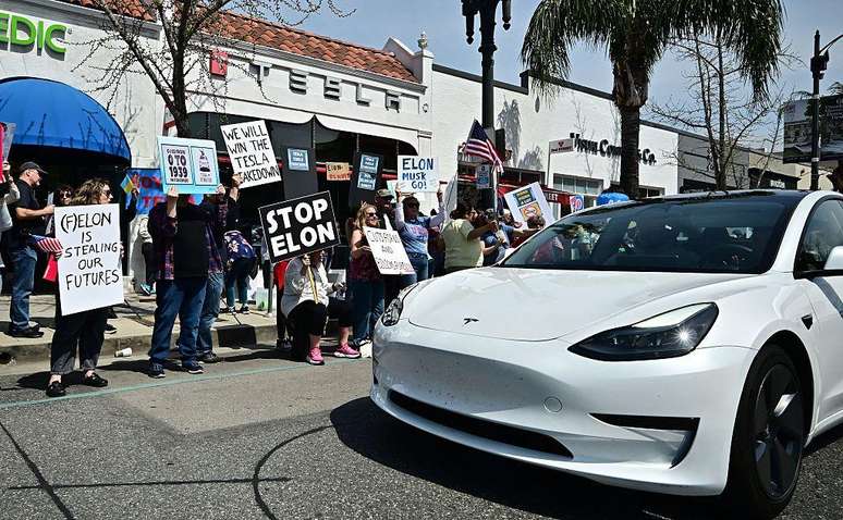 Os protestos contra Musk e a Tesla foram particularmente intensos na Calif&oacute;rnia
