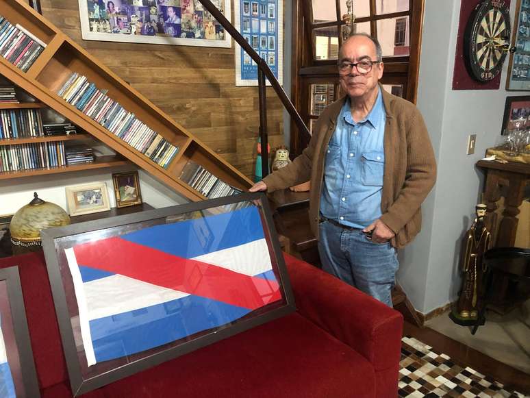 O professor de História da UFRGS Cesar Augusto Barcellos Guazzelli exibe uma bandeira de Artigas