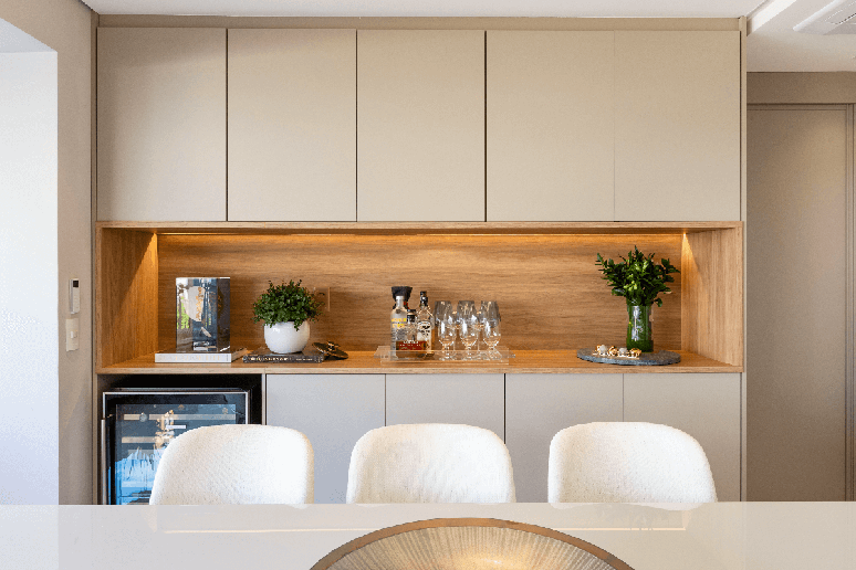 O buffet amplo traz inúmeras possibilidades de armazenamento Projeto: Daniela Funari Arquitetura |