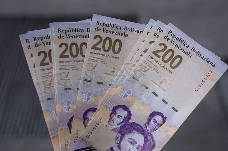 En 2024, o bol&iacute;var se desvalorizou 30,9% frente ao d&oacute;lar, mas, em quatro meses de 2025, essa cifra est&aacute; quase superada