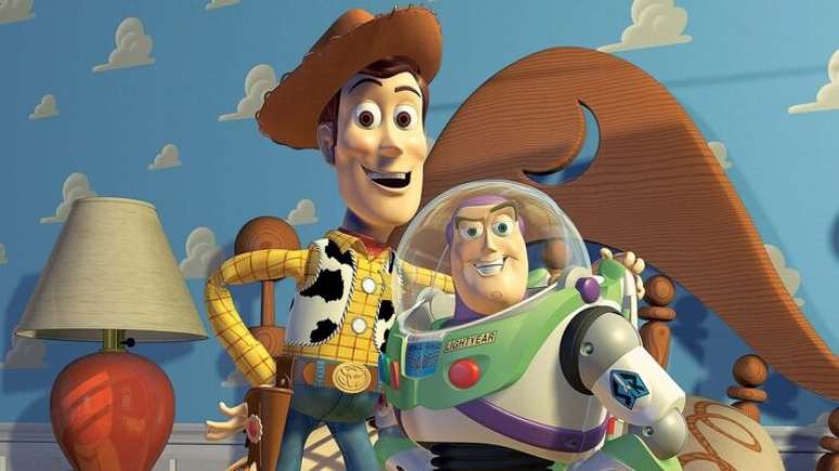 Como os brinquedos lidam com a era das telas? A resposta vem em Toy Story 5, que já está sendo gravado. Tom Hanks confirmou o retorno de Woody nos estúdios da Disney.
