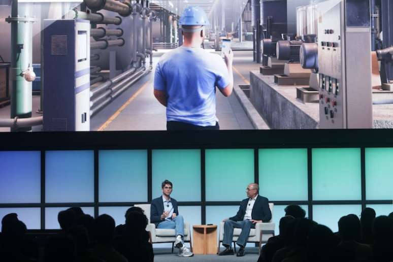 Igor Martinelli, da Tractian, e Debjit Mukerji, da NGP Capital, durante painel sobre IA usada pela ind&uacute;stria