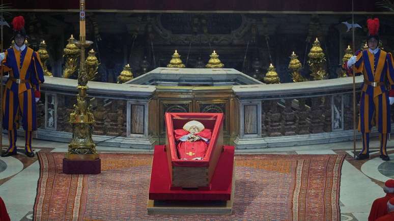 O corpo do papa permanecer&aacute; na bas&iacute;lica at&eacute; s&aacute;bado (26/4), quando acontecer&aacute; o funeral