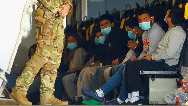 Migrantes algemados sendo expulsos dos Estados Unidos sentam-se a bordo de um avião da Força Aérea norte-americana que presta apoio às autoridades de imigração, na base militar de Fort Bliss, em El Paso, Texas, EUA, em 30 de janeiro de 2025. REUTERS/Jose Luis Gonzalez.