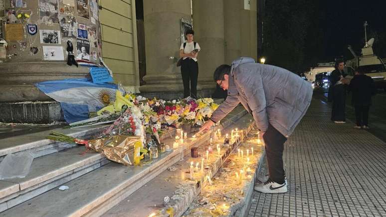 Homenagens dos fiéis argentinos durante à noite na Catedral de Buenos Aires.