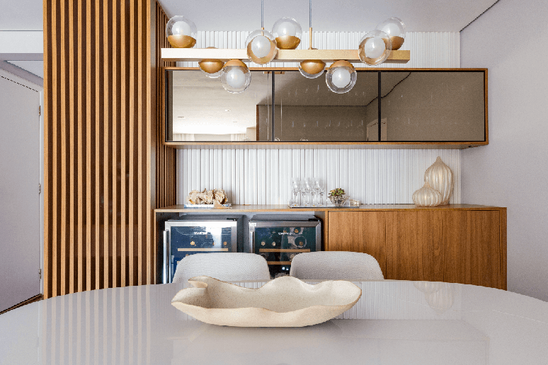 Unir o buffet com a adega facilita o preparo das bebidas Projeto: Daniela Funari Arquitetura |