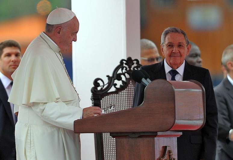 Papa Francisco com Raúl Castro, então presidente de Cuba, durante a visita do pontífice à ilha em 2015