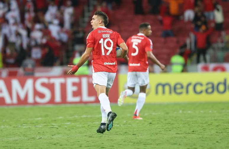 Borré comemora gol do Inter. 