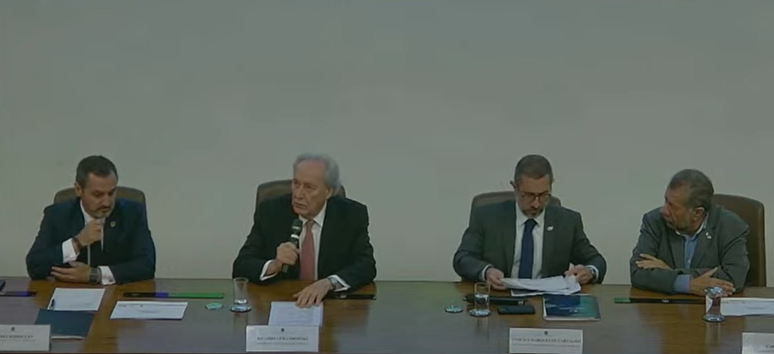 Andrei Rodrigues, da PF, Ricardo Lewandowski, do Ministério da Justiça e Segurança Pública, Vinicius Carvalho, da CGU, e Carlos Lupi, do Ministério da Previdência Social
