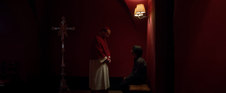 Carlos Diehz e Ralph Fiennes em cena no filme dirigido por Edward Berger

