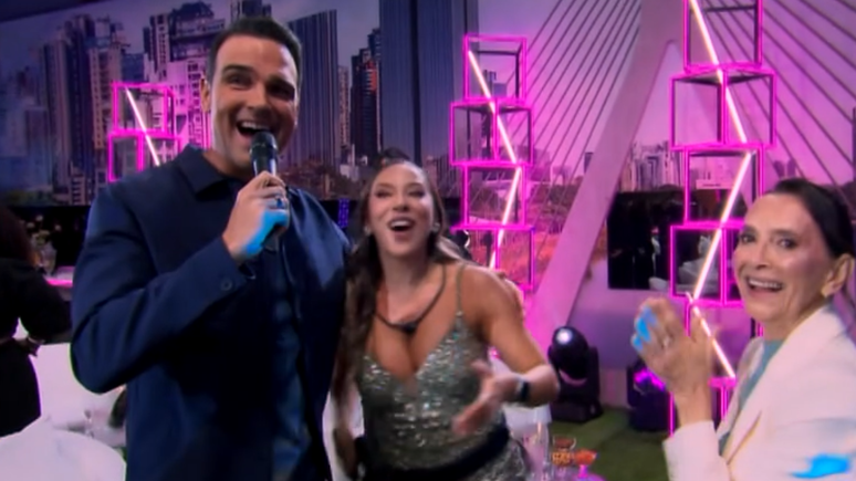 Tadeu Schmidt parabeniza Renata por vitória no BBB 25