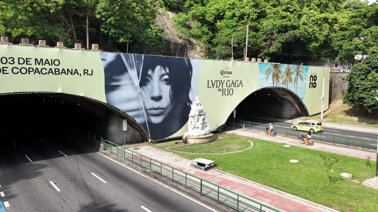 Cartaz que anunciava o show de Lady Gaga em Copacabana