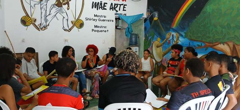 As rimas nascem do repertório cultural no laboratório de vivências poéticas da favela Santo Amaro, em Recife (PE).