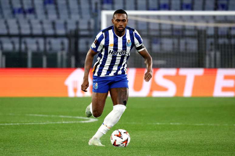 Otávio em ação pelo Porto