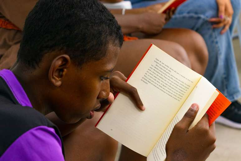 Apesar das dificuldades sociais, pesquisa mostra que periferia quer ler, o que falta é acesso e incentivo.