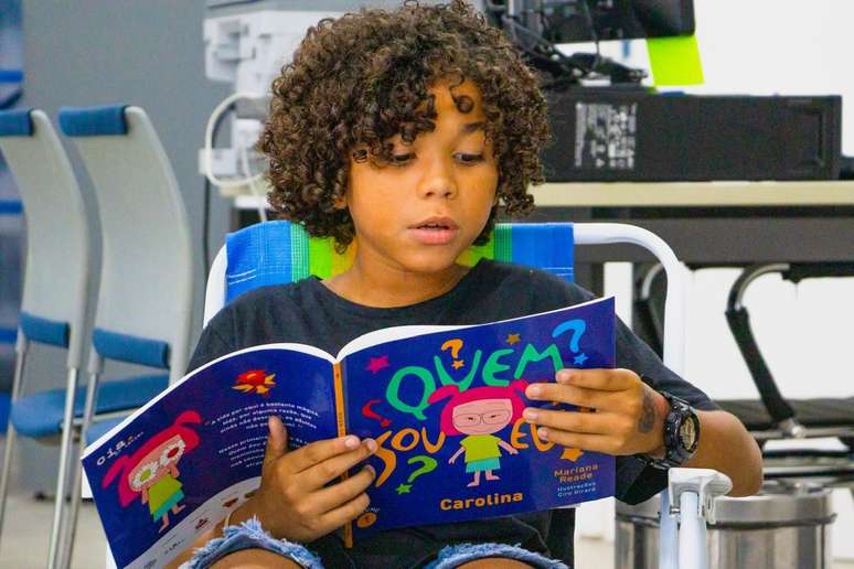 Encontros de leitura e discussão literária reúnem interessados de quatro a 14 anos de idade do Complexo da Maré.