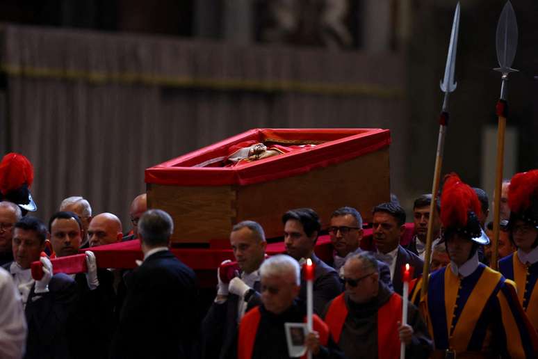 Corpo do papa Francisco é levado para Basílica de São Pedro.