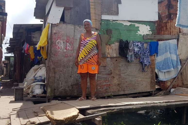 Maria de Santana, moradora de Santo Amaro, Recife (PE). Escritora criada na favela volta ao território para projeto literário.
