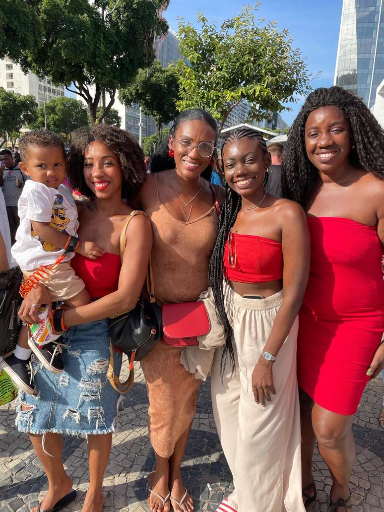 Ros&acirc;ngela Oliveira, de 49 anos, foi ao lado da fam&iacute;lia agradecer pela vida da filha Rafaella, de 28