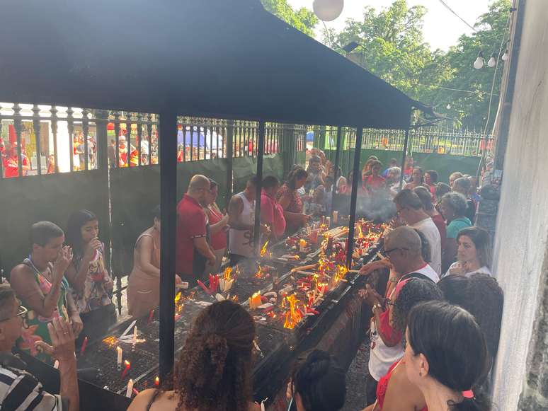 Fi&eacute;is se agruparam para acender velas em agradecimento