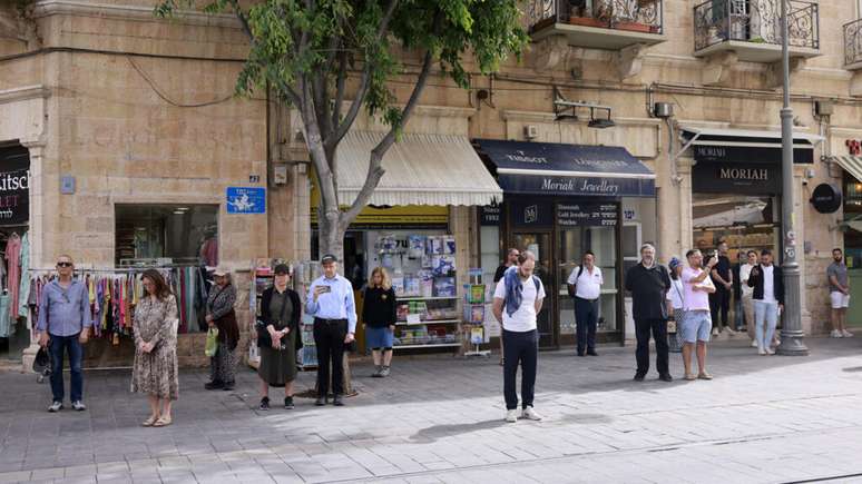 Israelenses fazem dois minutos de silêncio em memória aos 6 milhões de judeus assassinados pelo nazismo. Na foto, as ruas de Jerusalém. (24/04/2025)