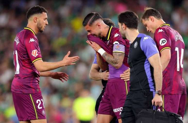 Luis Perez, do Real Valladolid, recebe consolo de Cucho Hernandez, do Real Betis, após o jogo desta quinta –
