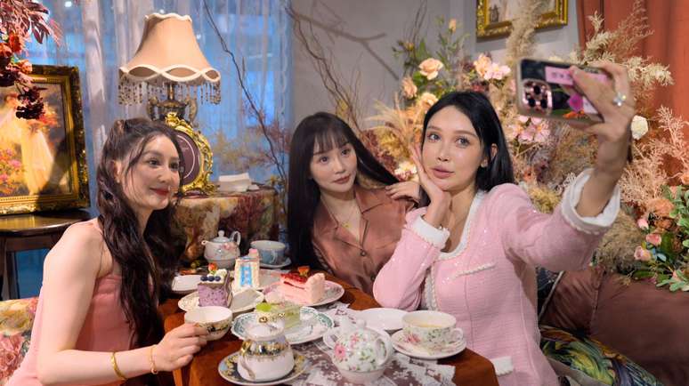 Em um café de estilo boêmio em Pequim, Abby e suas amigas discutem sobre implantes de queixo, encurtamento do buço e cirurgia no nariz