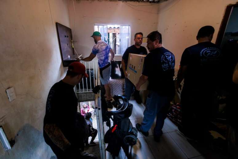 Sob protesto, remoção dos moradores da Favela do Moinho começou na terça-feira.