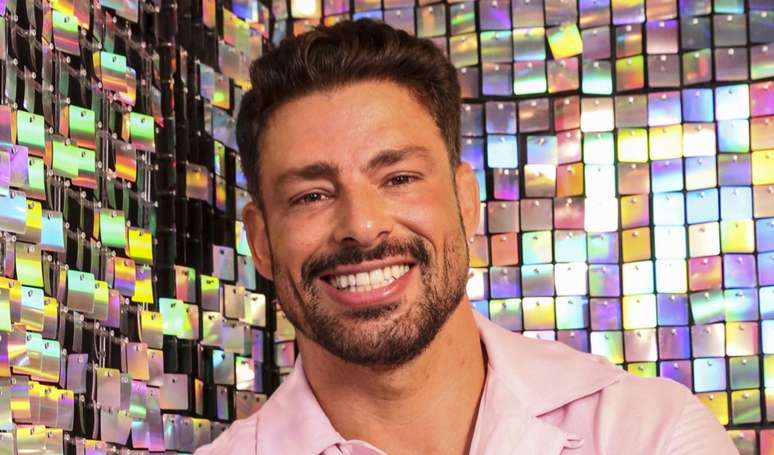 Cauã Reymond levou 14 pontos na cabeça quando criança e tinha hábito bem incomum para dormir. Veja 7 curiosidades.