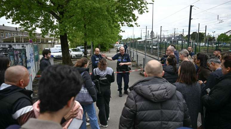 Policiais municipais reforçam segurança em torno de escola Notre-Dame de Toutes-Aides, em Nantes. (24/04/2025)