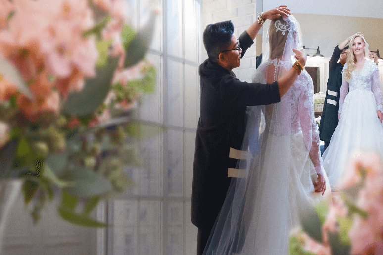 Em “Finalmente… Sim!”, um trio de especialistas tem poucos dias para realizar o sonho do casamento para casais que passaram por grandes desafios juntos 