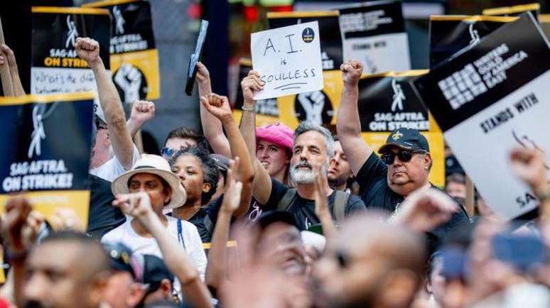 Durante a greve de Hollywood em 2023, surgiram inúmeros cartazes criticando o uso da inteligência artificial no cinema e na TV
