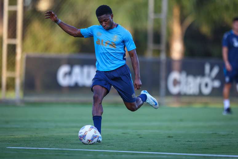 Amuzu em treino pelo Grêmio. 