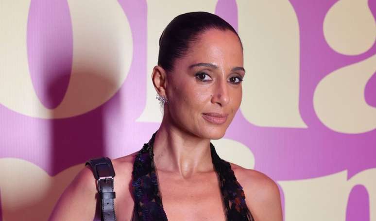 O segredo da pele de Camila Pitanga: sem botox e harmonização, atriz trata a pele com estímulo de colágeno.